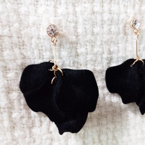4/$24 - Beautiful Black Velvet Flower Dangle Earrings - Picture 2 of 3